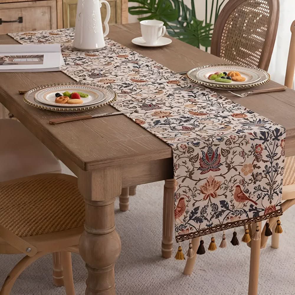 HeritageWeave bordløper — jacquardvev, stilisert blomstermotiv med fugler, frynsede kanter