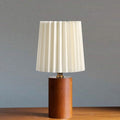 Tischlampe mit Faltenschirm, massive Holzbasis, USB-Stecker | Euroselle