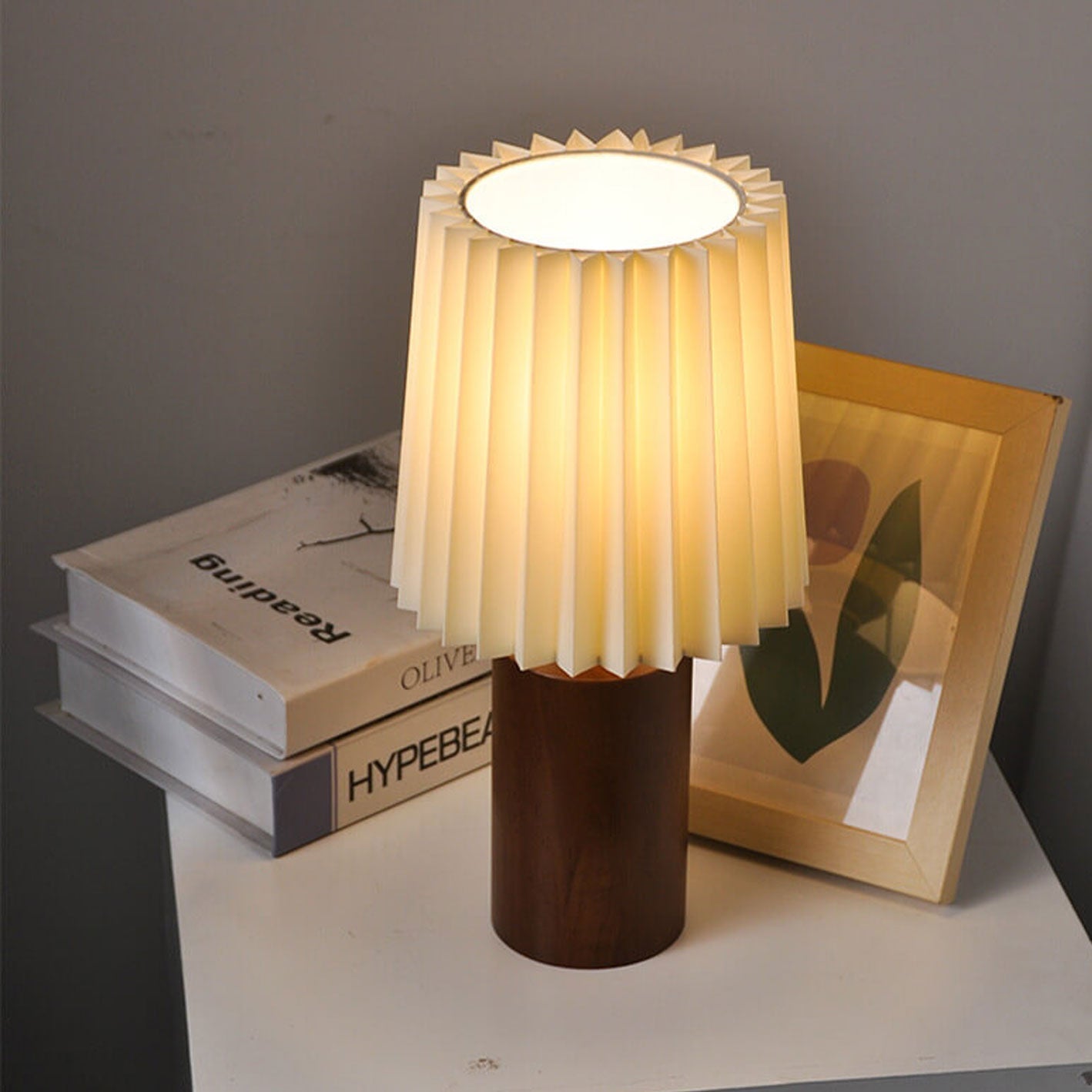 Tischlampe mit Faltenschirm, massive Holzbasis, USB-Stecker | Euroselle