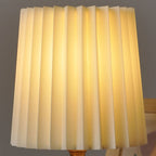Tischlampe mit Faltenschirm, massive Holzbasis, USB-Stecker | Euroselle