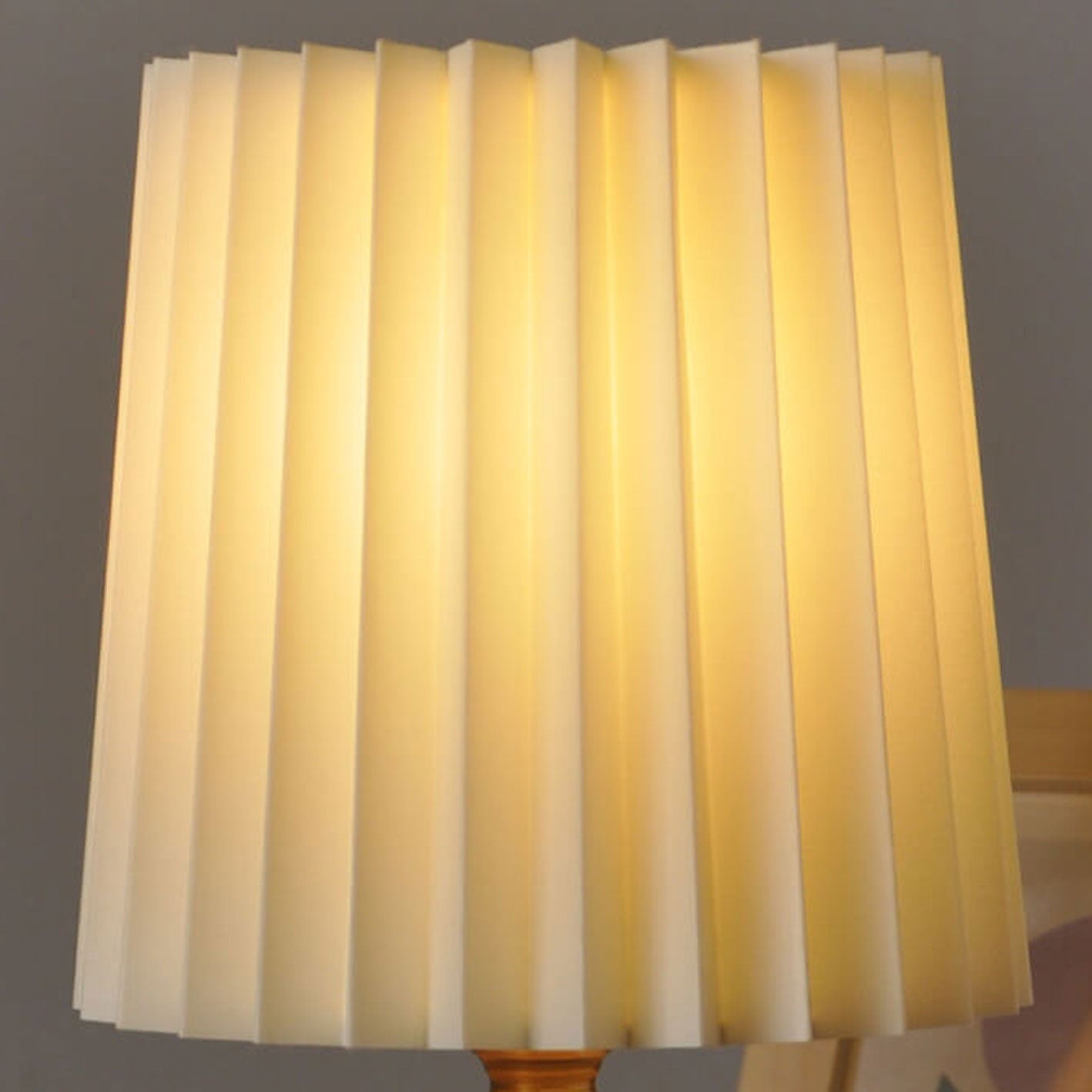 Tischlampe mit Faltenschirm, massive Holzbasis, USB-Stecker | Euroselle