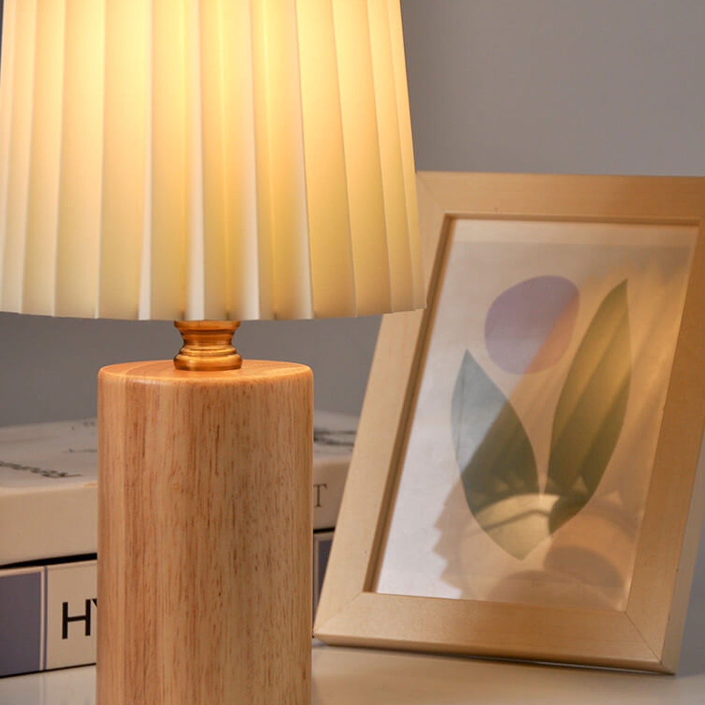 Tischlampe mit Faltenschirm, massive Holzbasis, USB-Stecker | Euroselle