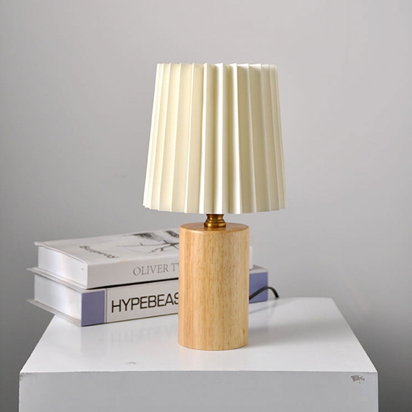 Tischlampe mit Faltenschirm, massive Holzbasis, USB-Stecker | Euroselle