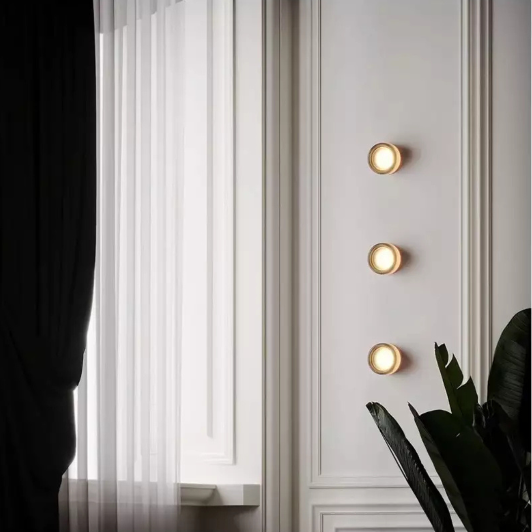 Aplica LED rotundă — lampă de perete cu sticlă în nuanță chihlimbar