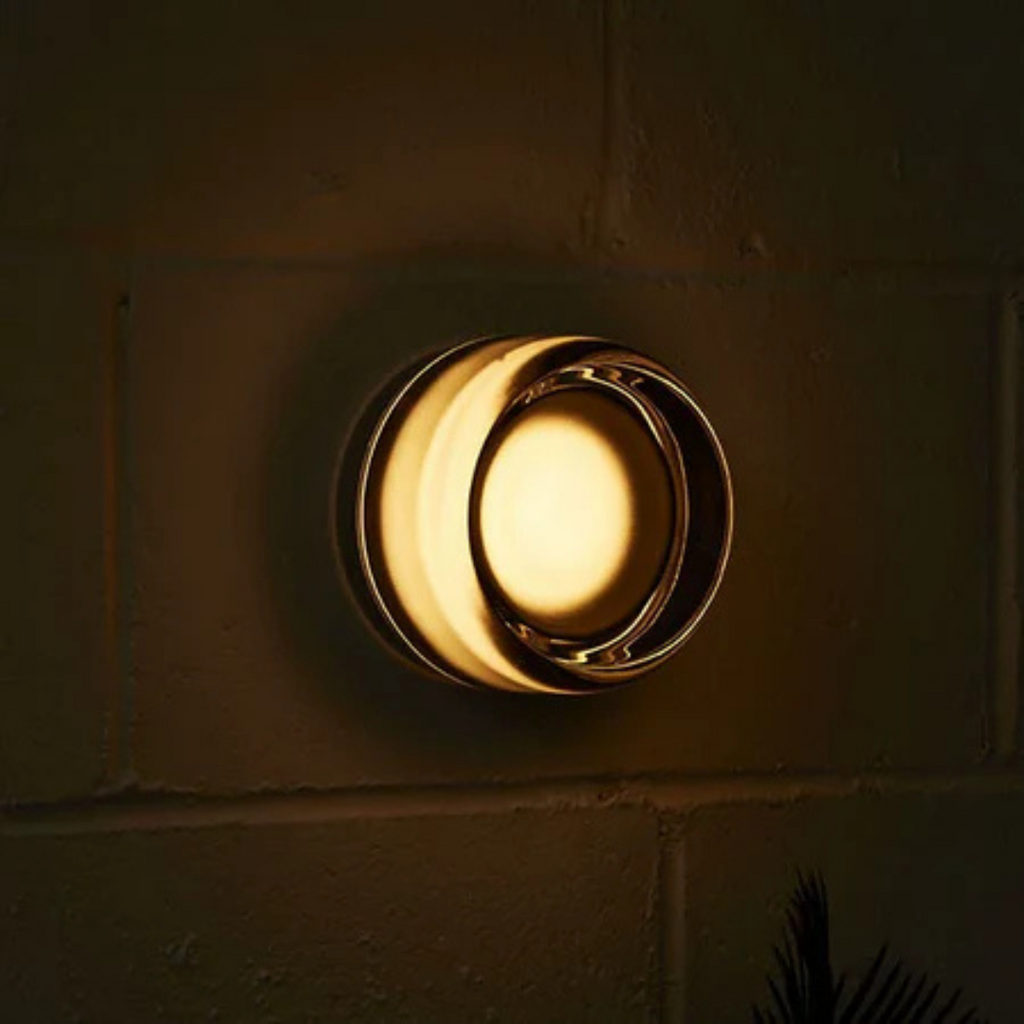 Aplica LED rotundă — lampă de perete cu sticlă în nuanță chihlimbar