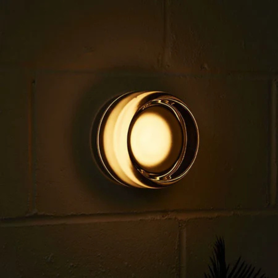 Aplica LED rotundă — lampă de perete cu sticlă în nuanță chihlimbar