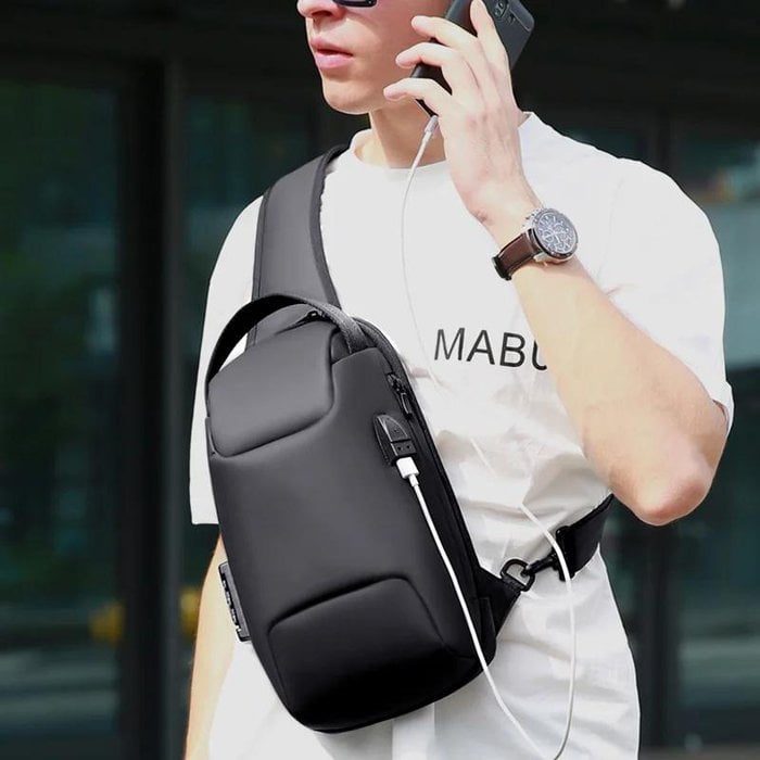 Crossbody-slingtaske — vandafvisende, USB-port, TSA-lås