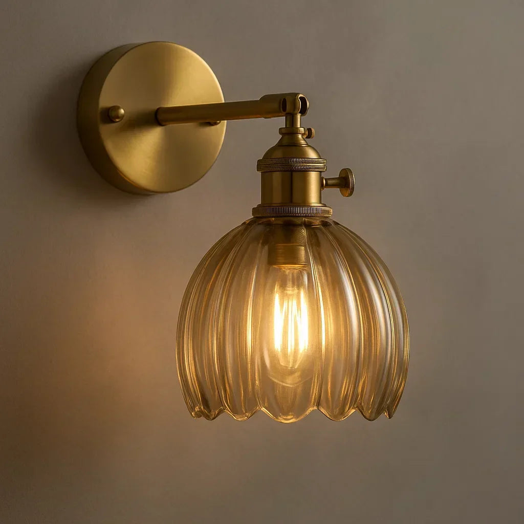 Vintage vägglampa med blommönstrad glasskärm — mässingsarm, E27, 7-Inch hög