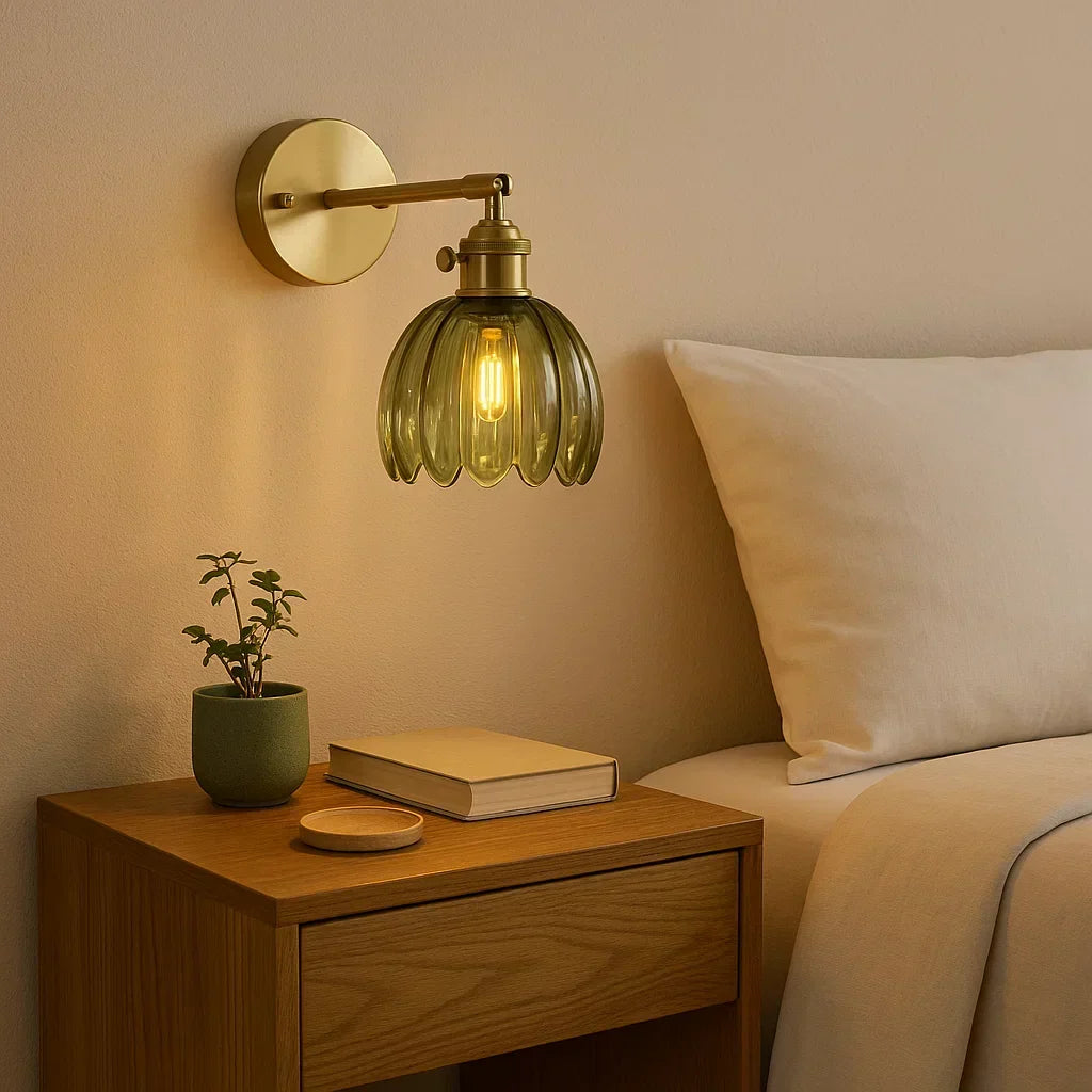 Vintage vägglampa med blommönstrad glasskärm — mässingsarm, E27, 7-Inch hög