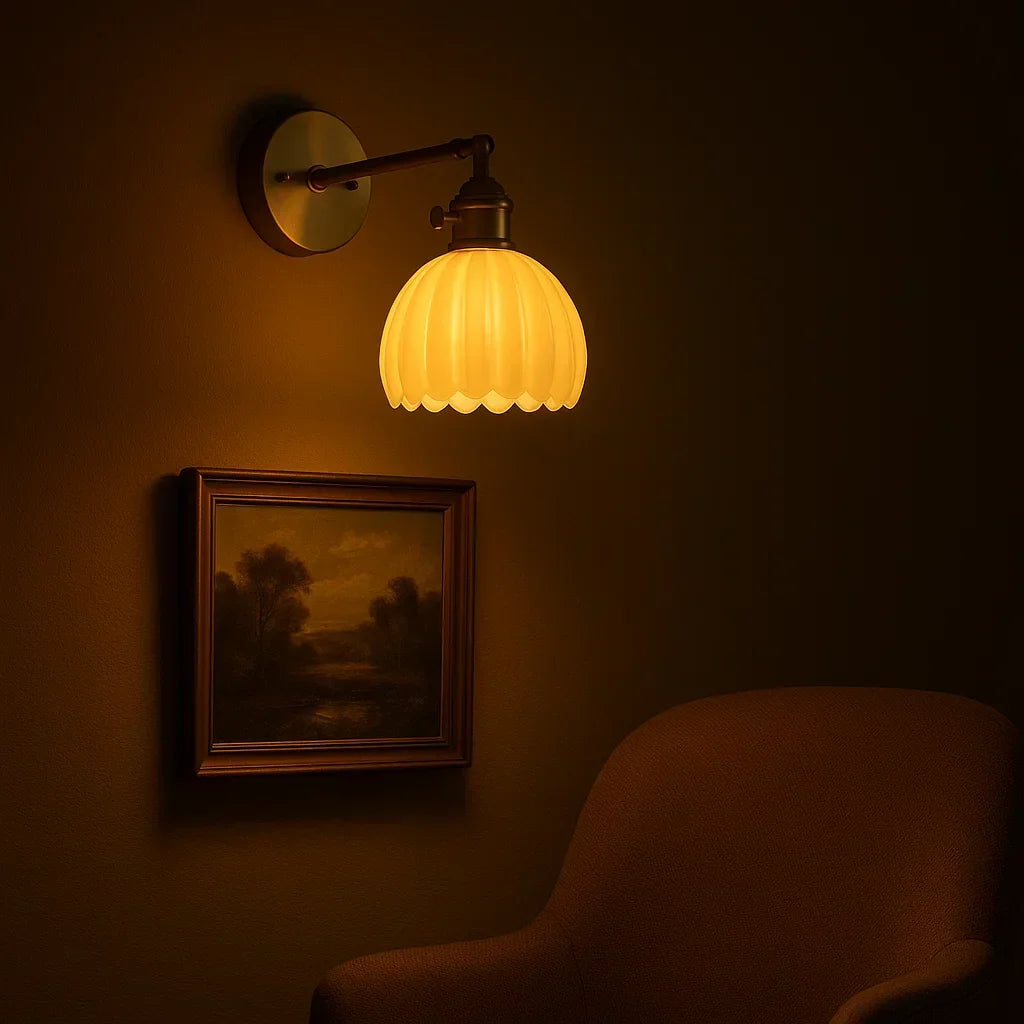 Vintage vägglampa med blommönstrad glasskärm — mässingsarm, E27, 7-Inch hög