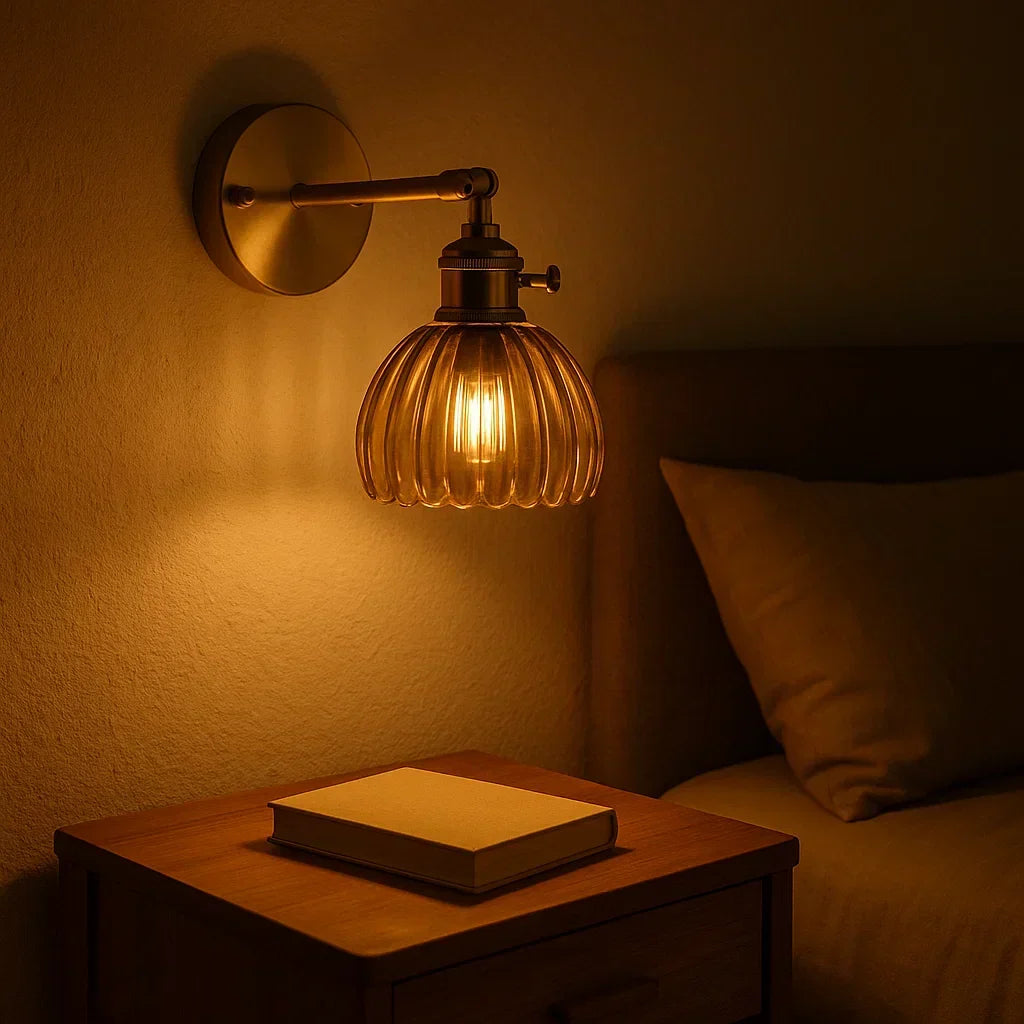 Vintage vägglampa med blommönstrad glasskärm — mässingsarm, E27, 7-Inch hög