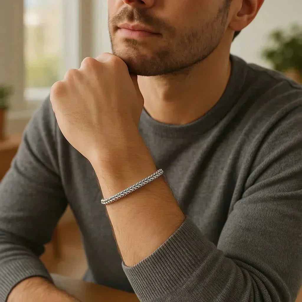 Bracelet AureonLink en acier inoxydable tressé — étanche, design à maillons en chevrons