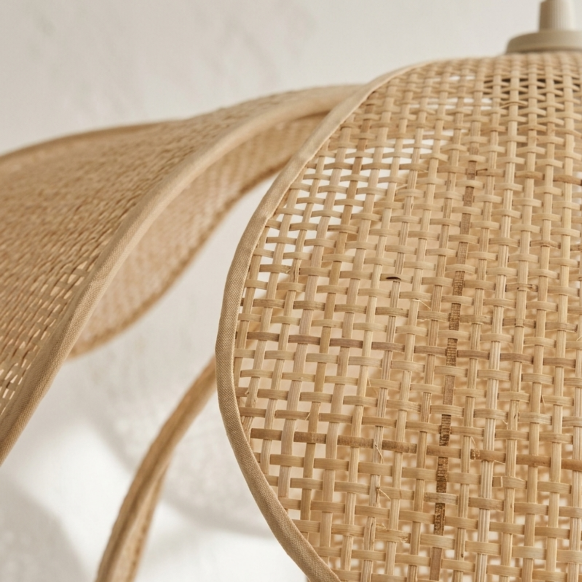 Boho-hængelampe i flettet rattan — udformet som udfoldede blomsterblade