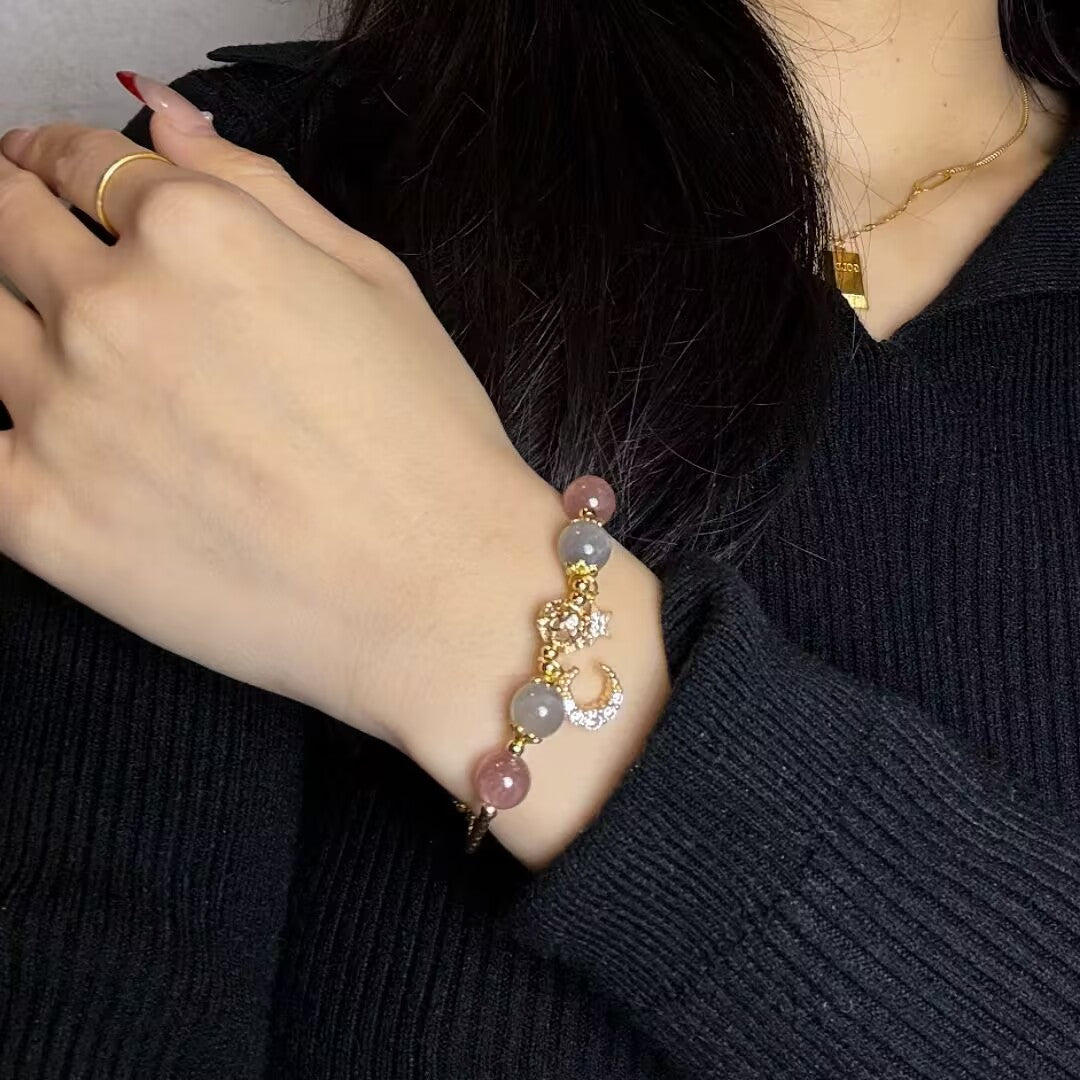 Pulsera de cuentas de labradorita y cuarzo fresa — dije de luna y estrella