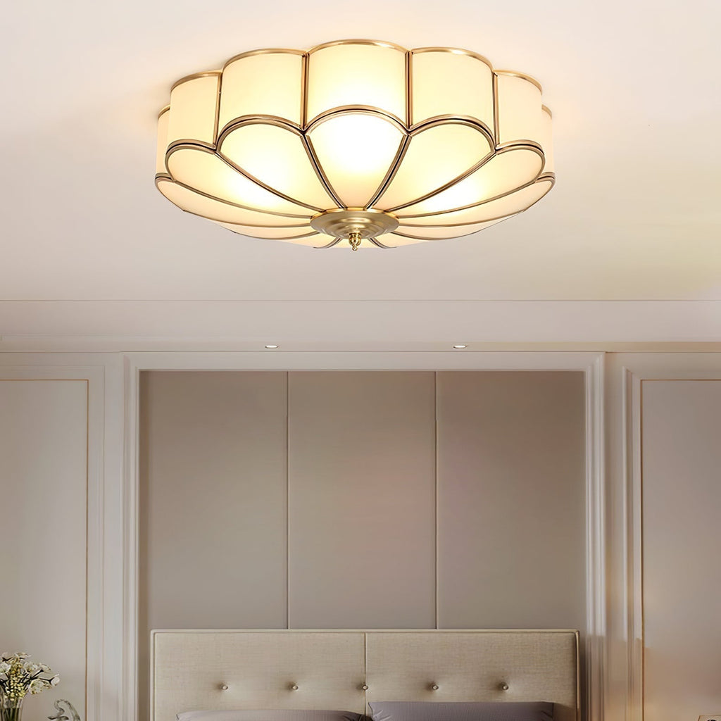 Plafoniera a filo soffitto — design floreale in ottone, vetro satinato smerlato