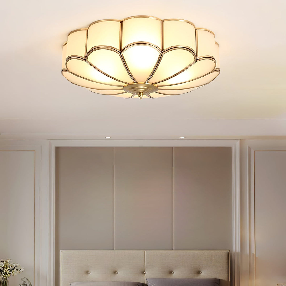 Plafoniera a filo soffitto — design floreale in ottone, vetro satinato smerlato