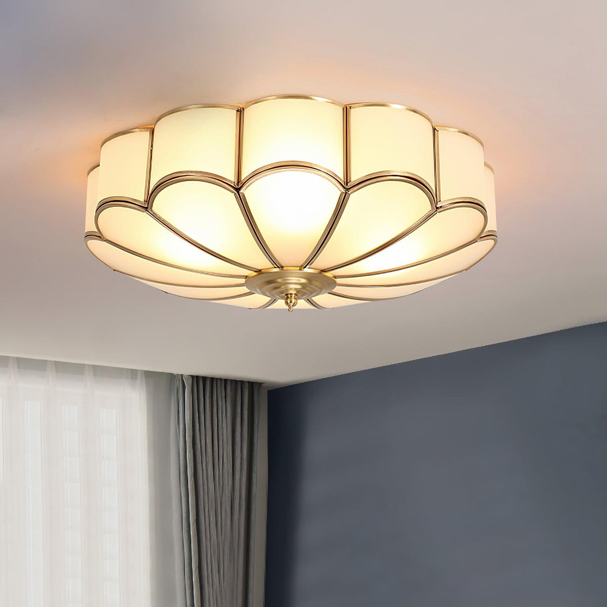 Plafoniera a filo soffitto — design floreale in ottone, vetro satinato smerlato