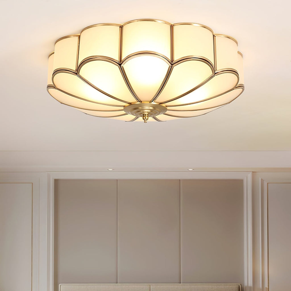 Plafoniera a filo soffitto — design floreale in ottone, vetro satinato smerlato