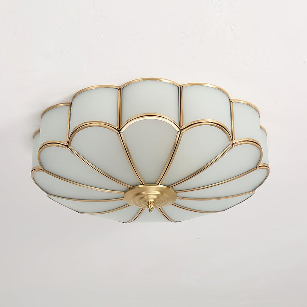 Plafoniera a filo soffitto — design floreale in ottone, vetro satinato smerlato