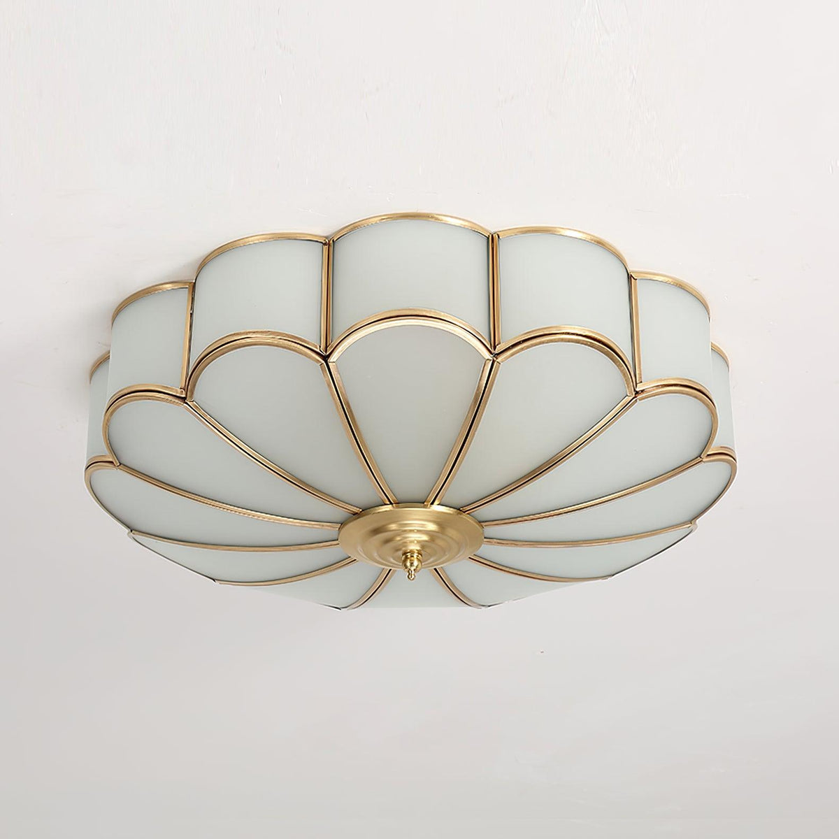Plafoniera a filo soffitto — design floreale in ottone, vetro satinato smerlato