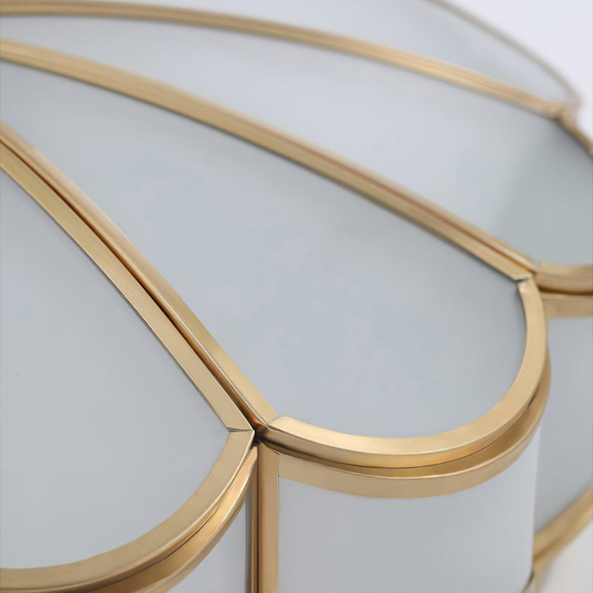 Plafoniera a filo soffitto — design floreale in ottone, vetro satinato smerlato