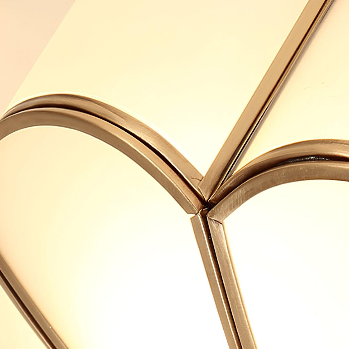 Plafoniera a filo soffitto — design floreale in ottone, vetro satinato smerlato