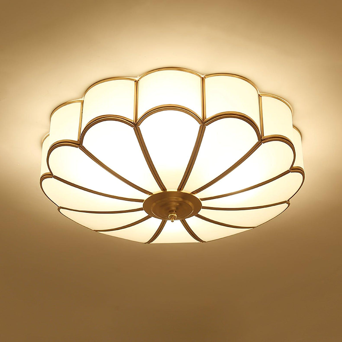 Plafoniera a filo soffitto — design floreale in ottone, vetro satinato smerlato