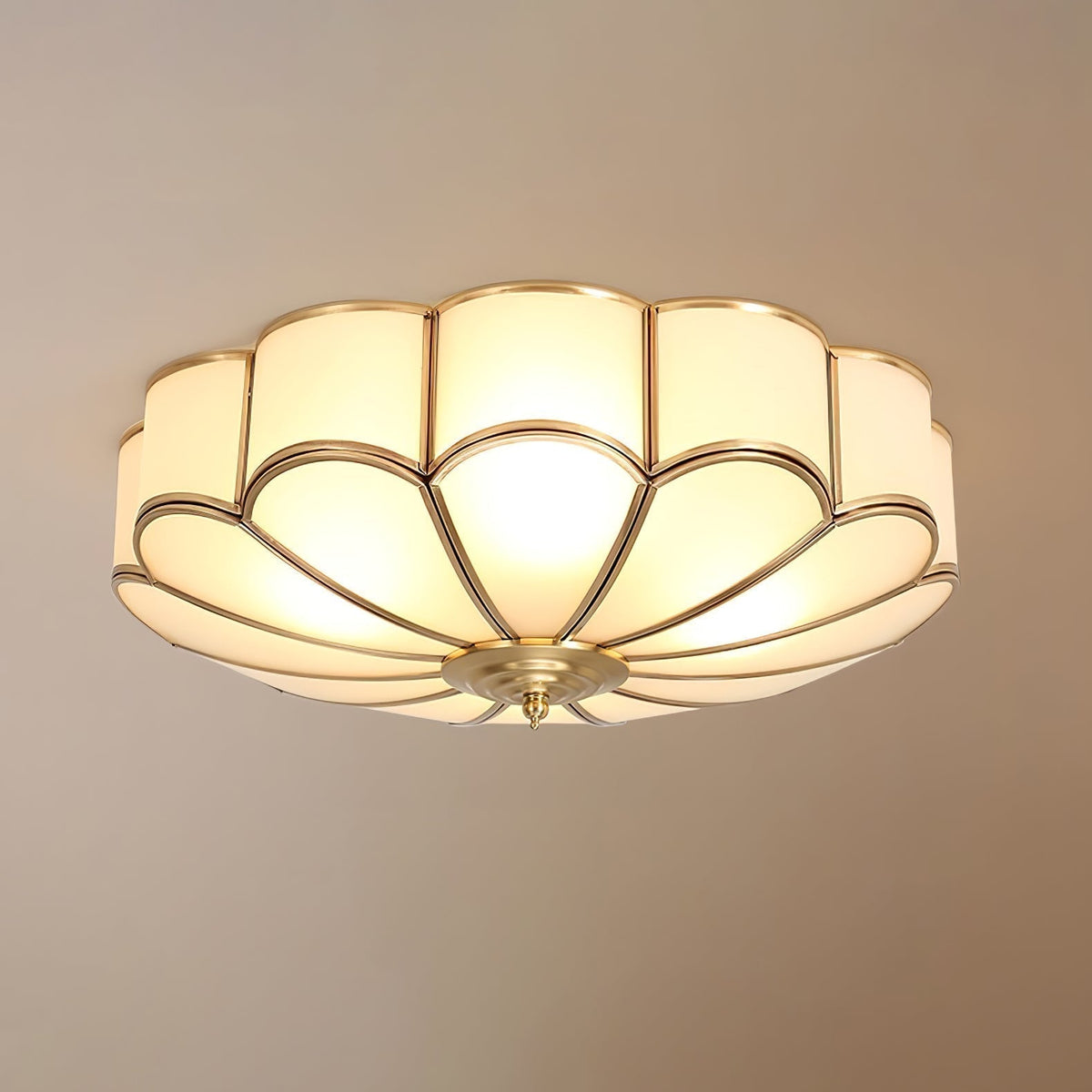 Plafoniera a filo soffitto — design floreale in ottone, vetro satinato smerlato