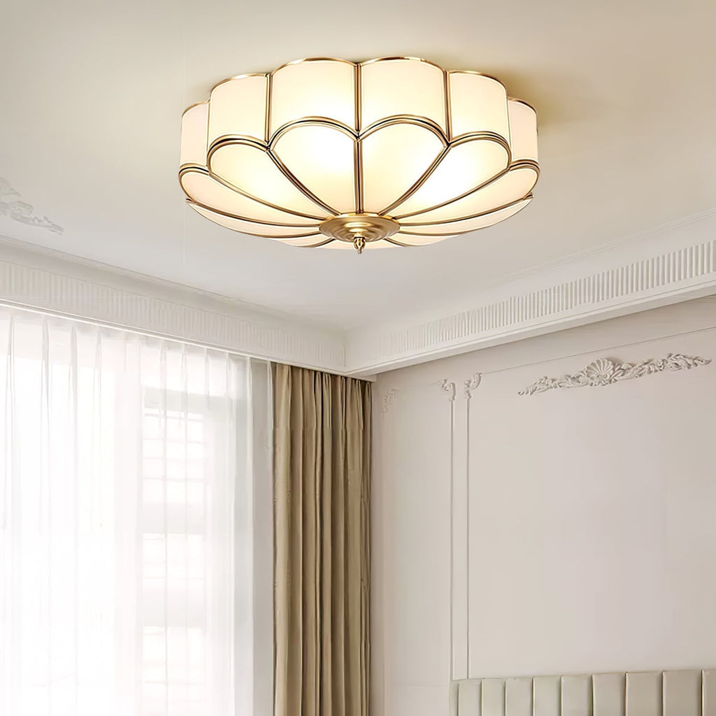 Plafoniera a filo soffitto — design floreale in ottone, vetro satinato smerlato