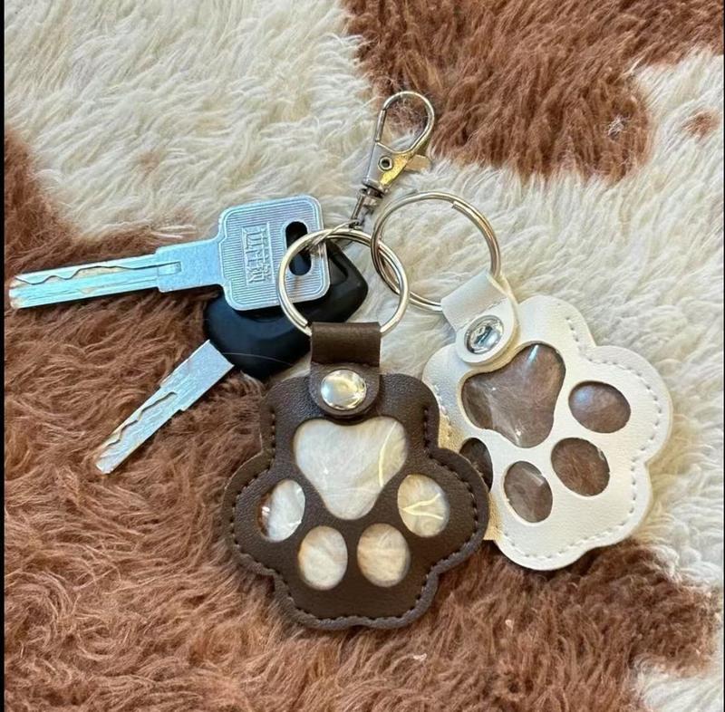 Llavero con huella de pata para recordar a una mascota, de cuero — compartimento oculto para un recuerdo