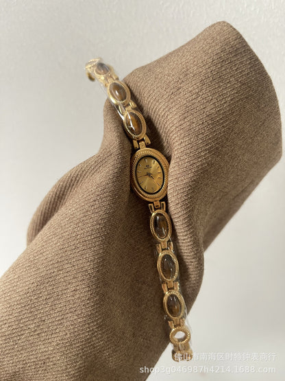 Montre-bracelet pour femmes en quartz avec bracelet en jade petit ovale et diamants