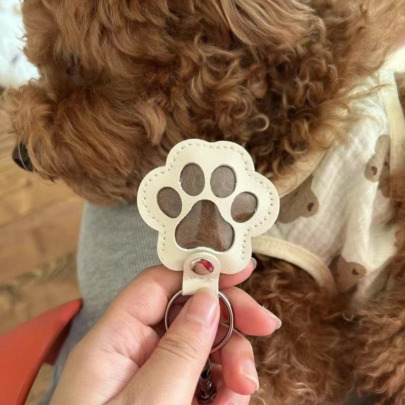 Llavero con huella de pata para recordar a una mascota, de cuero — compartimento oculto para un recuerdo