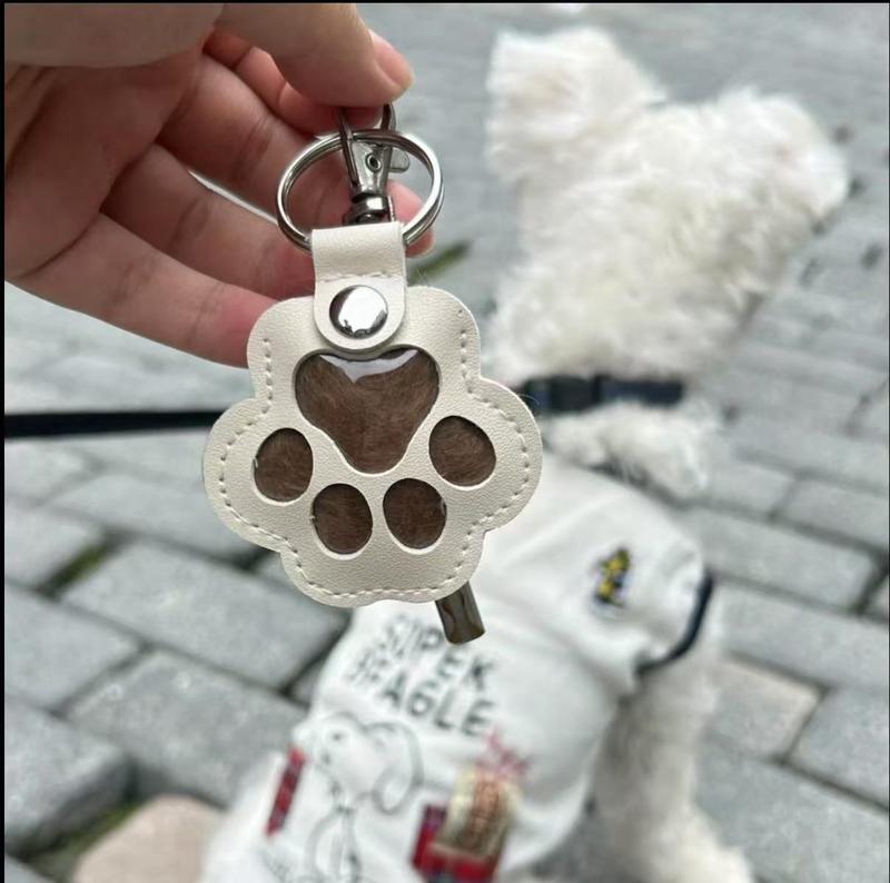 Llavero con huella de pata para recordar a una mascota, de cuero — compartimento oculto para un recuerdo