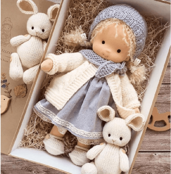Muñeca Waldorf artesanal «Poppi» | 35cm | Algodón orgánico y textiles hipoalergénicos | Juguete educativo | Estimulación sensorial | Euroselle
