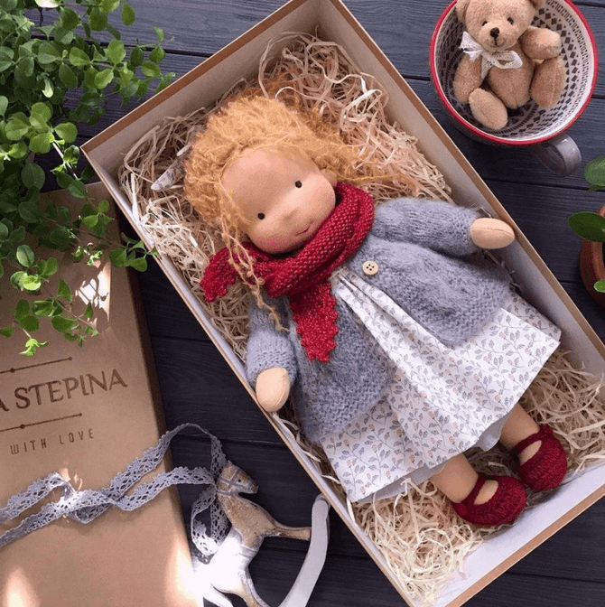 Euroselle Poppi | Kézzel készített Waldorf ölelhető baba | Puha, organikus és nem mérgező | Euroselle