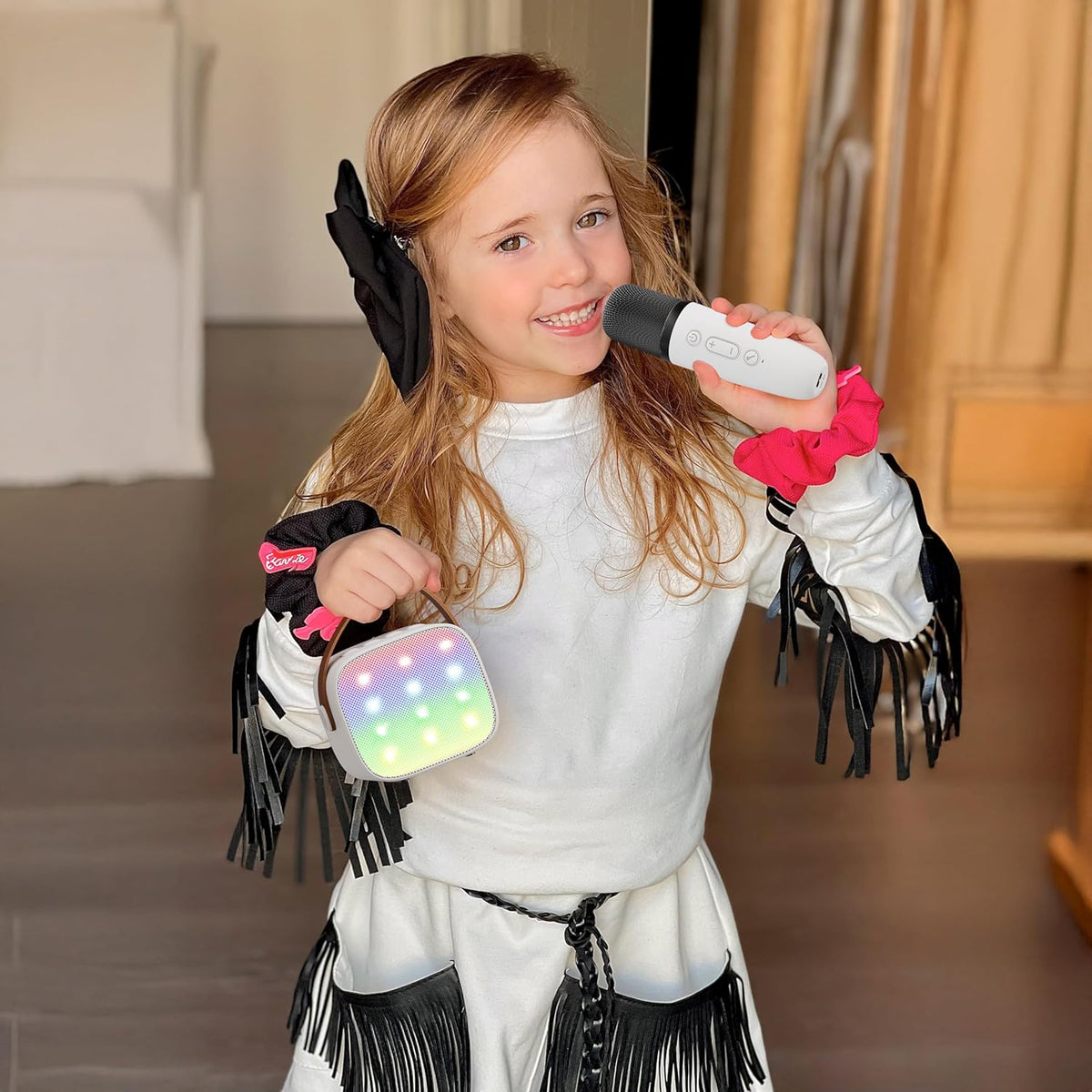 Mini-machine de karaoké portable avec enceinte Bluetooth et 2 microphones sans fil – Veylo | Euroselle