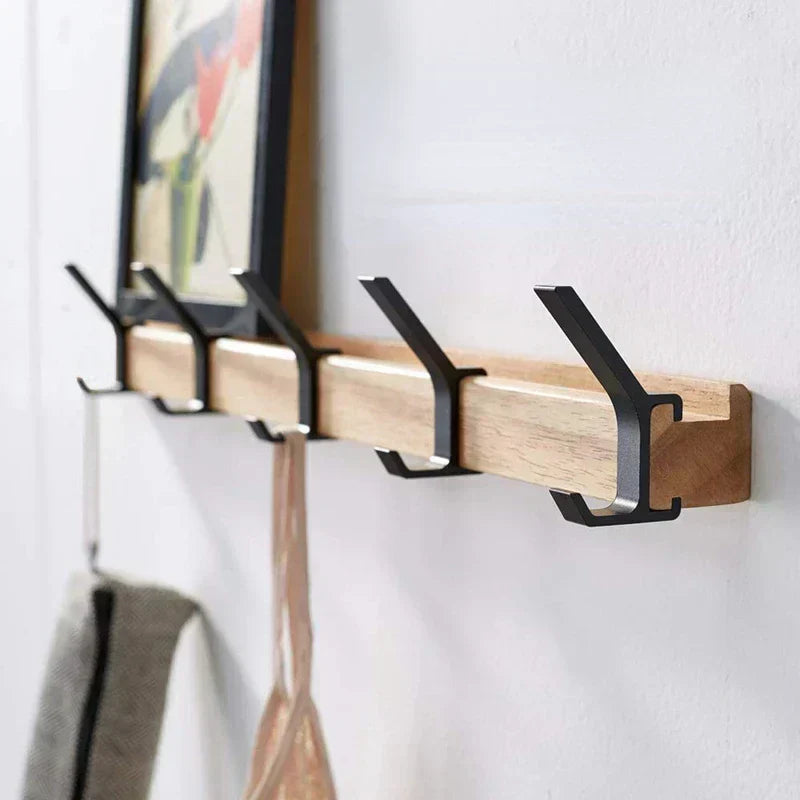 Vægmonteret garderobe med flytbare kroge – skandinavisk design i træ og metal | Euroselle