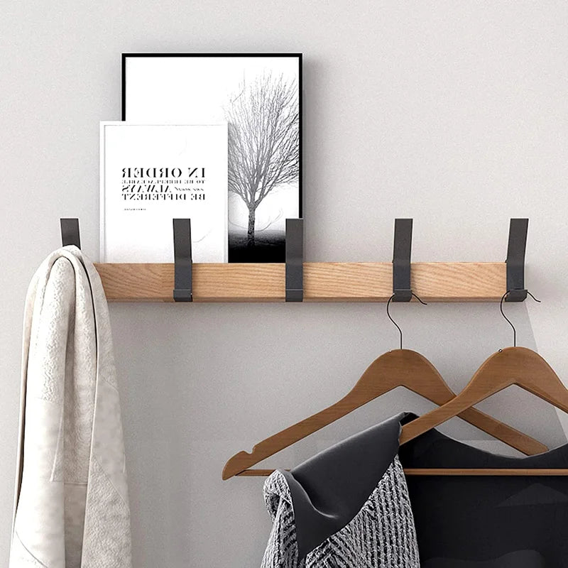 Vægmonteret garderobe med flytbare kroge – skandinavisk design i træ og metal | Euroselle