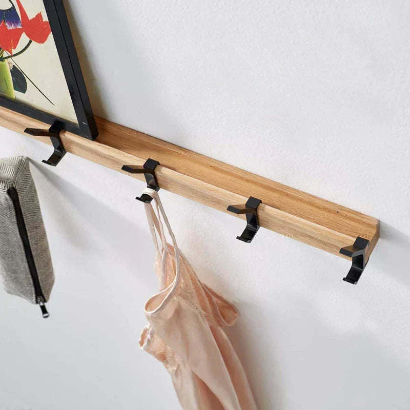 Vægmonteret garderobe med flytbare kroge – skandinavisk design i træ og metal | Euroselle