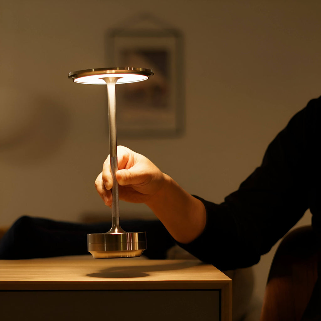 مصباح طاولة لاسلكي يعمل باللمس وقابل لإعادة الشحن — LED محمول بخاصية تعتيم الإضاءة