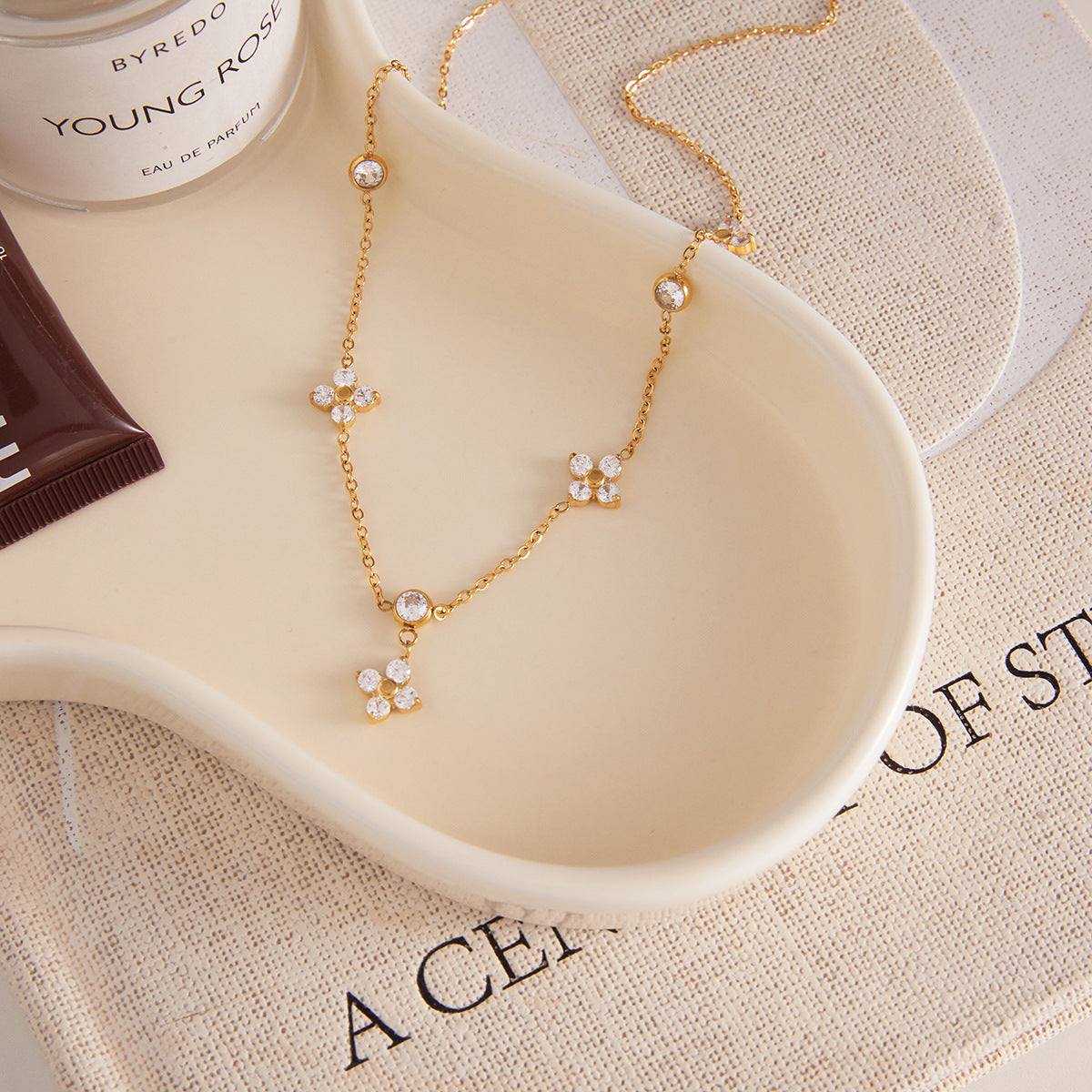 Collier Quatre Feuilles de Trèfle en Titanium et Zircon - Élégant et Luxe