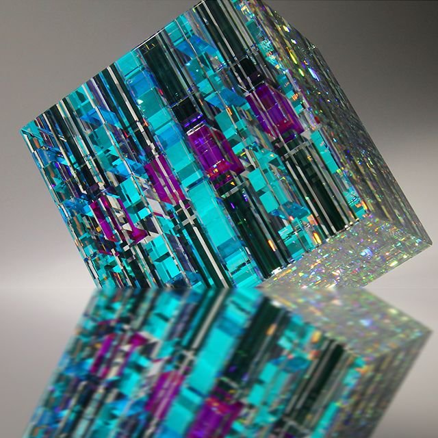 Fantasy Chroma Cube — Multi-Faceted Geometric Reflection Ornament