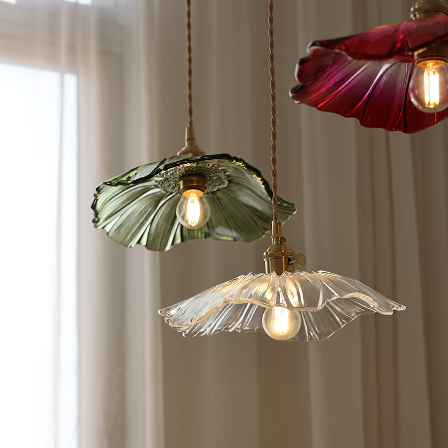 Vintage-Pendelleuchte aus rosafarbenem Glas – Blütenblattschirm, gewellte Ränder, Messingfinish