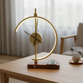 Lampe de table LED dorée — Horloge et socle de charge sans fil Qi