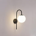 Aplique de pared moderno negro con arco y pantalla de globo de vidrio