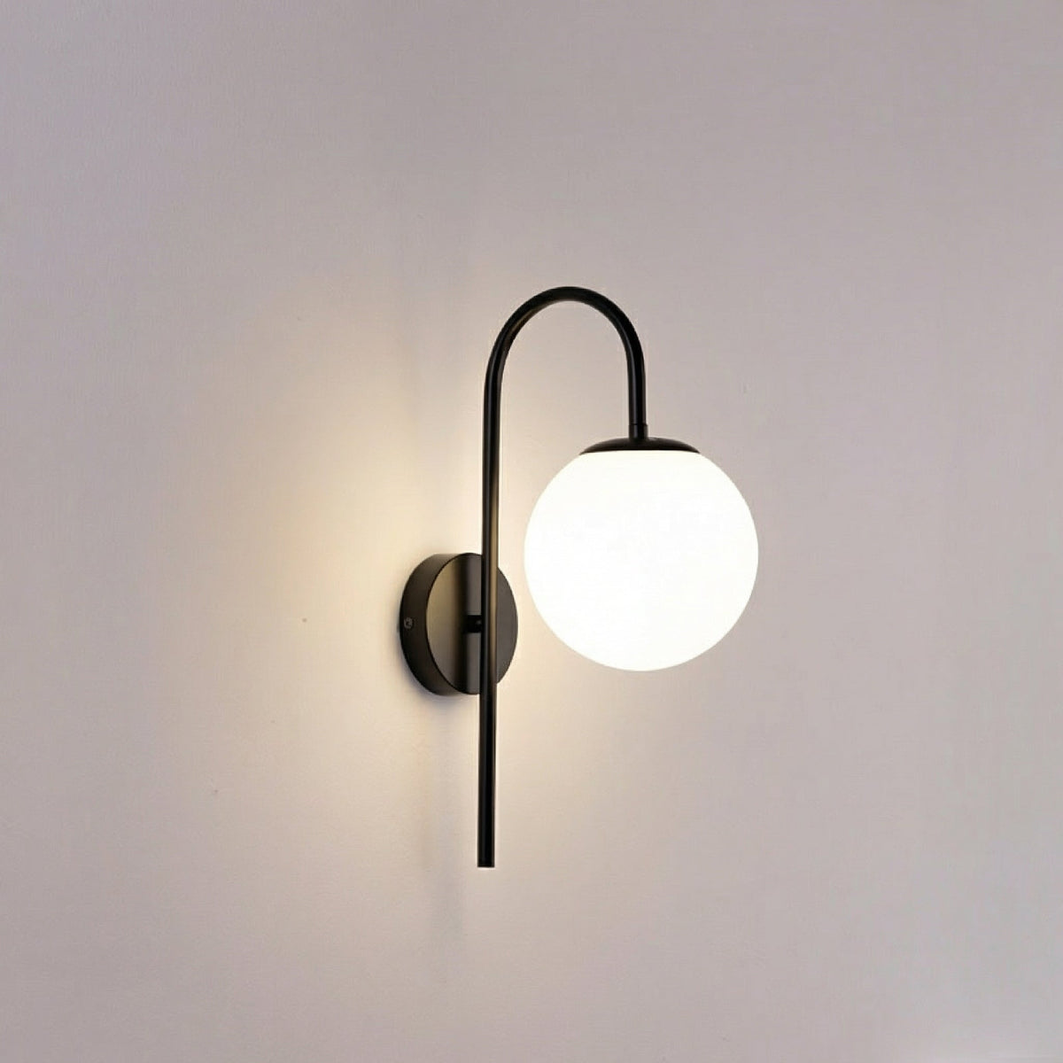 Aplique de pared moderno negro con arco y pantalla de globo de vidrio