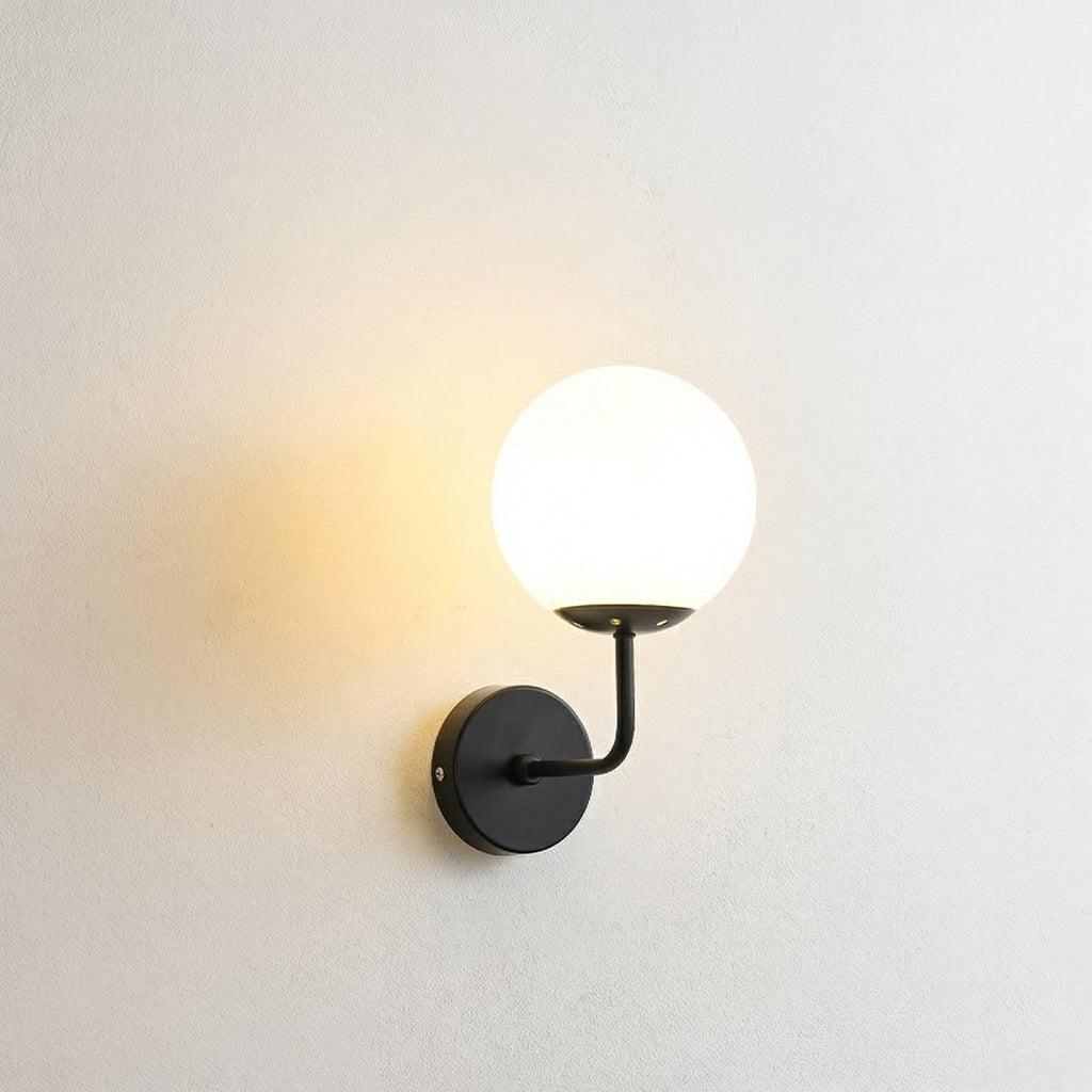 Kuleformet vegglampe med buet arm – kompakt profil