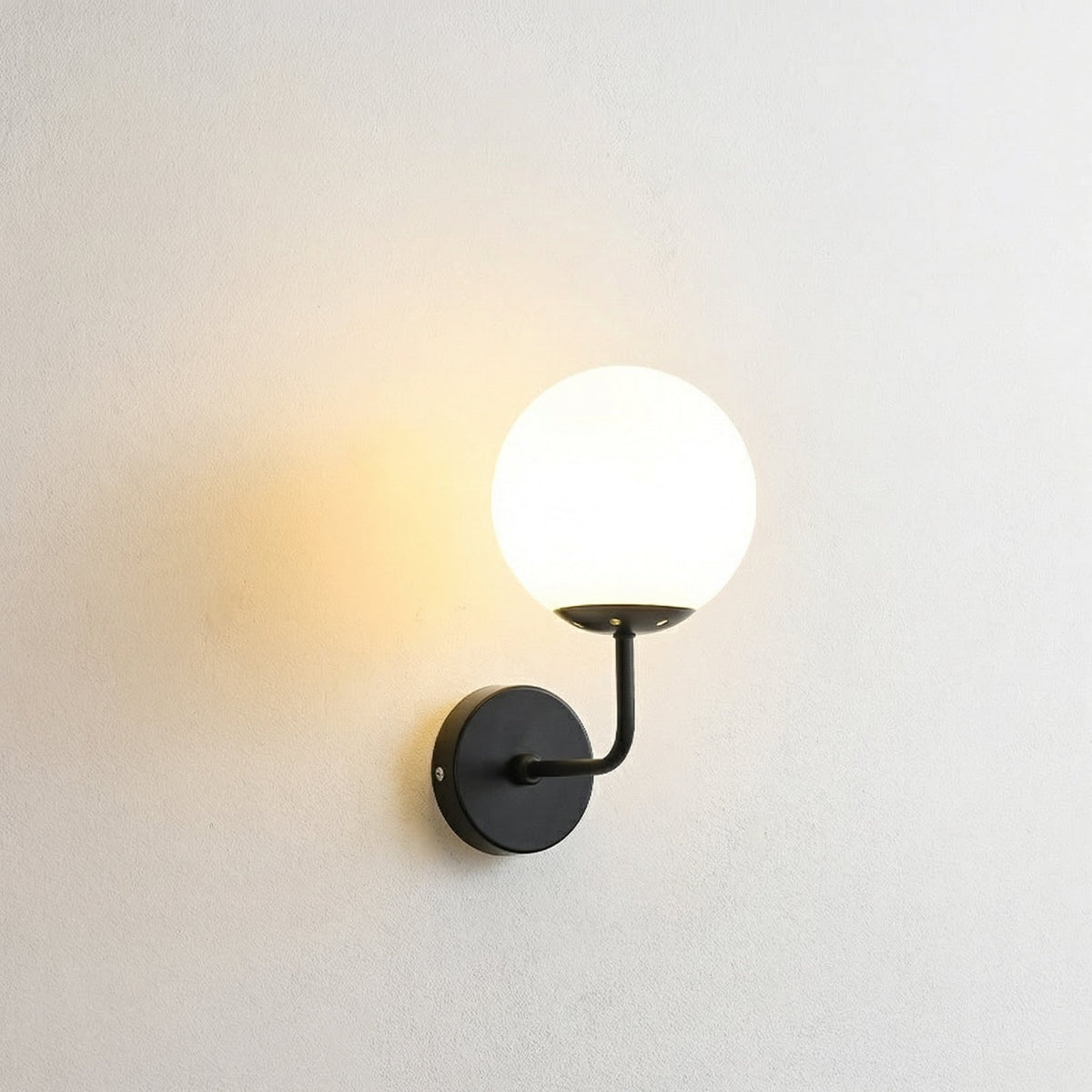 Kuleformet vegglampe med buet arm – kompakt profil
