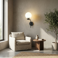 Moderne Globus-Wandleuchte – Design mit abgewinkeltem, versetztem Arm