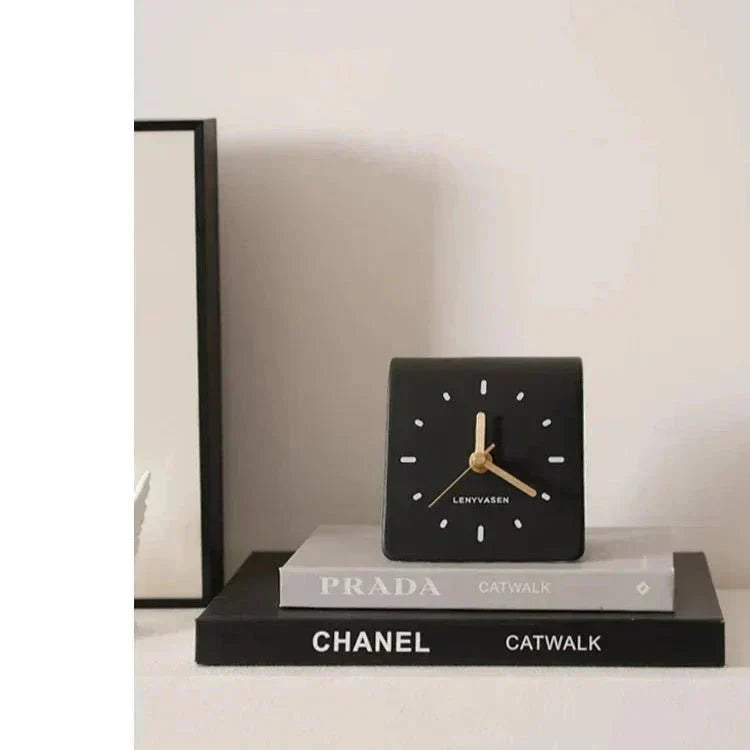 Keramische tafelklok met stil quartz uurwerk, 4.8 Inch, afgerond minimalistisch uurwerk voor slaapkamer, nachtkastje, kantoor, bureau en woondecoratie, werkt op batterijen